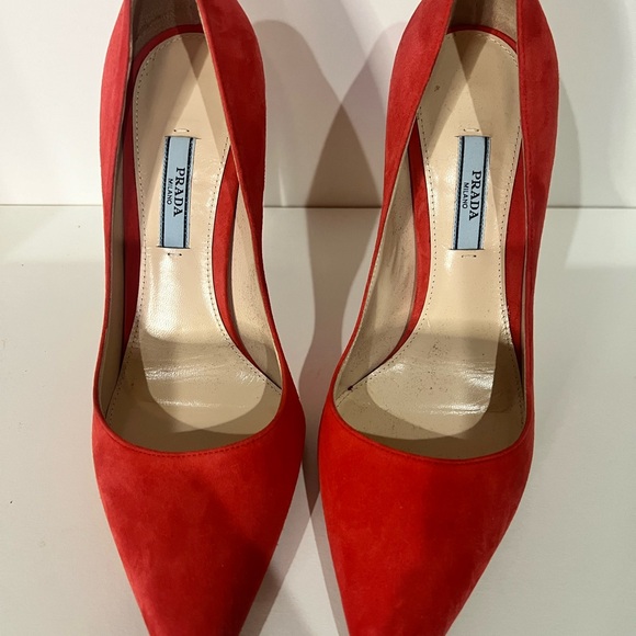 Never worn Prada Coral/Red Suede Pointed Toe Pump - Picture 2 of 9